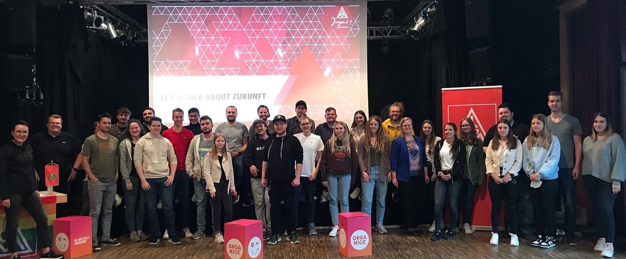 Teilnehmende der Ortsjugendkonferenz der IG Metall Aschaffenburg am 03.05.2022 vor der Bühne.