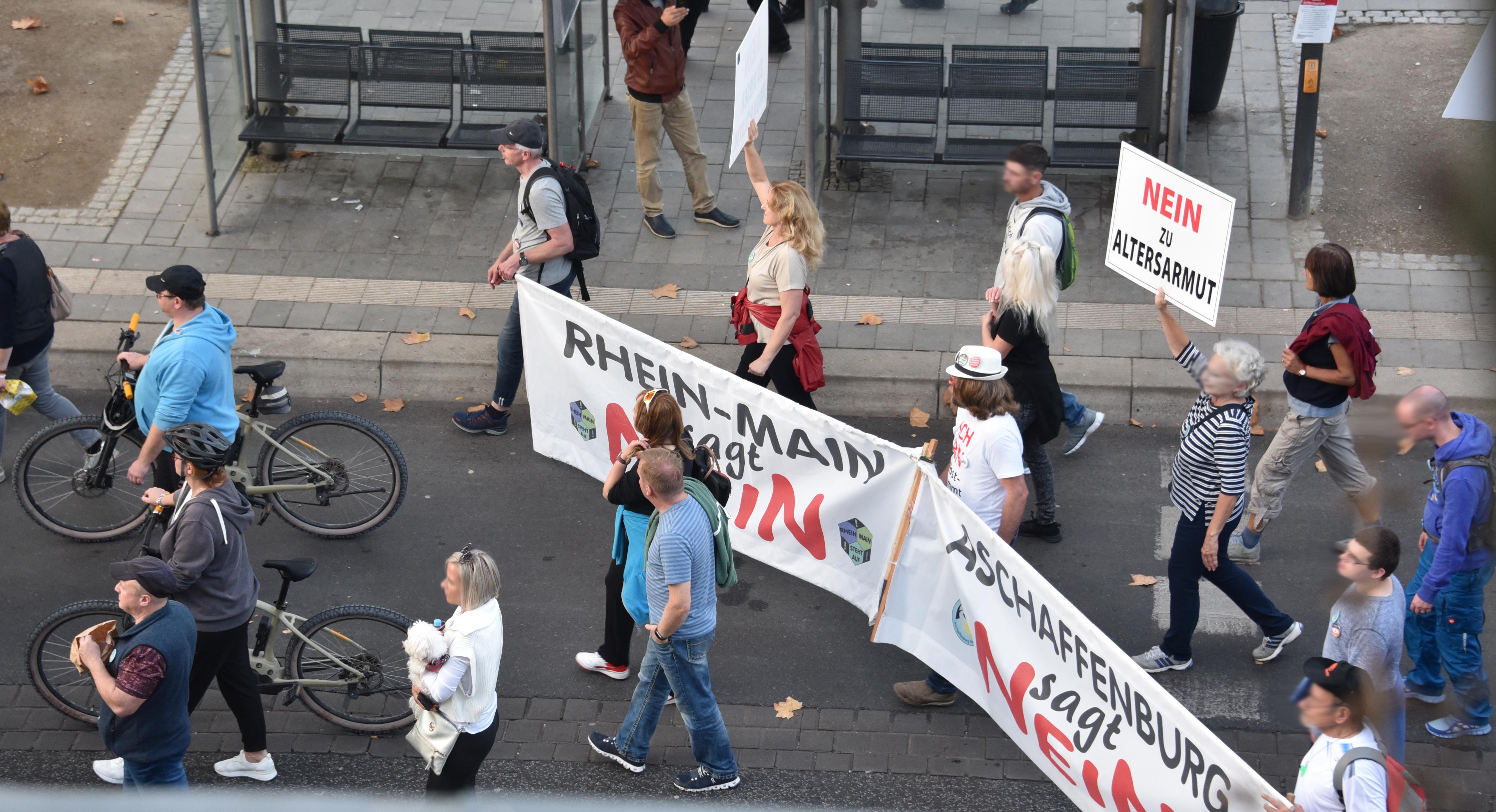 Teilnehmende einer Querdenker-Demonstration