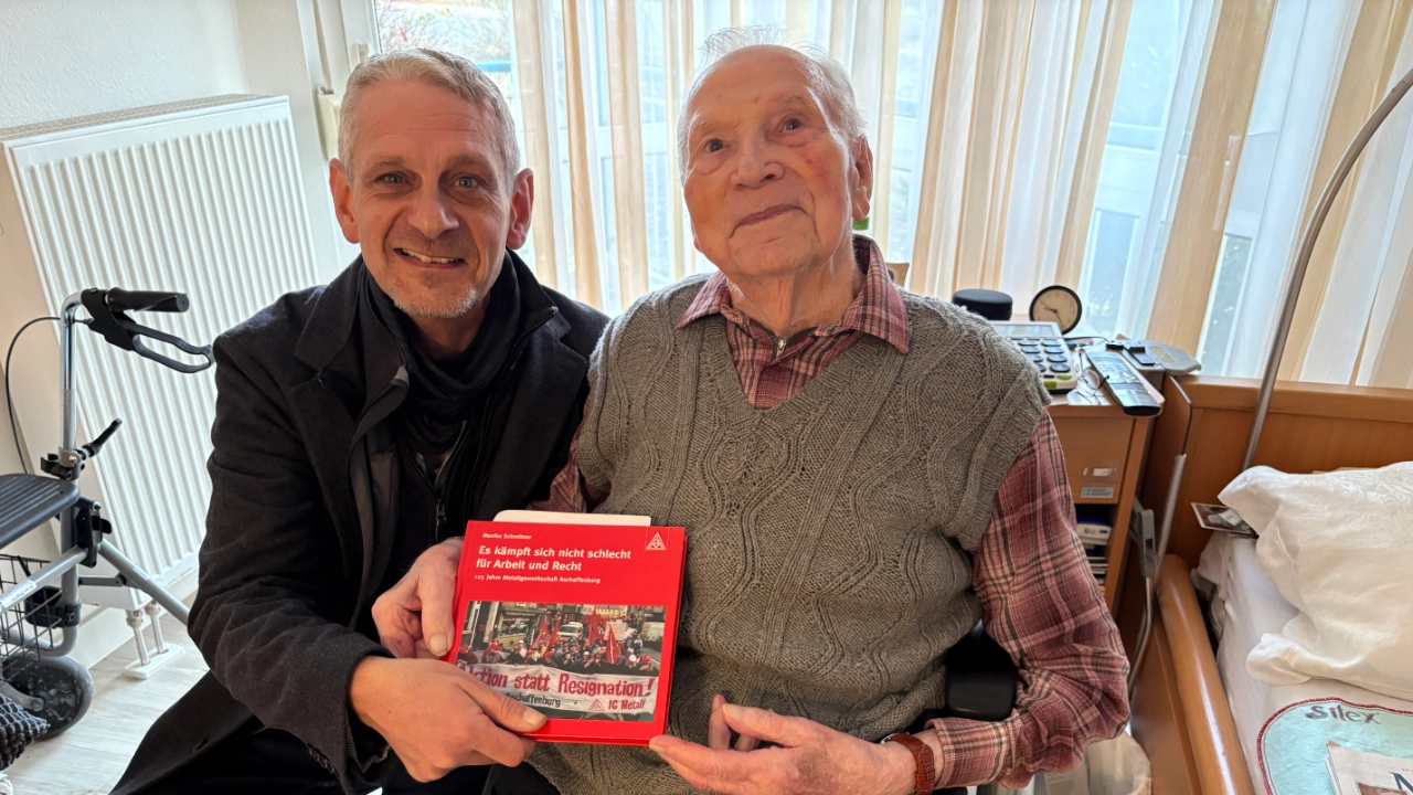 Percy Scheidler, 1. Bevollmächtigter der IG Metall Aschaffenburg gratuliert Karl Heinz Zoll zur 75-jährigen Mitgliedschaft und bedankt sich für das langjährige Engagement.