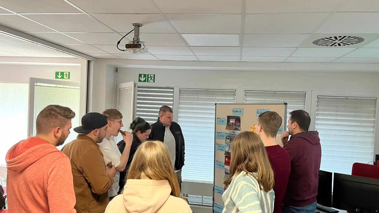 Die Teilnehmer:innen diskutieren 