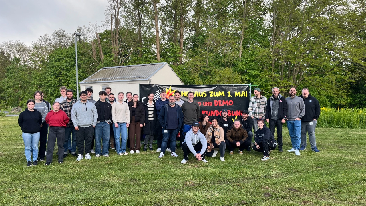 Gruppenfoto des Ortsjugendausschuss 2024 auf einer Wiese 