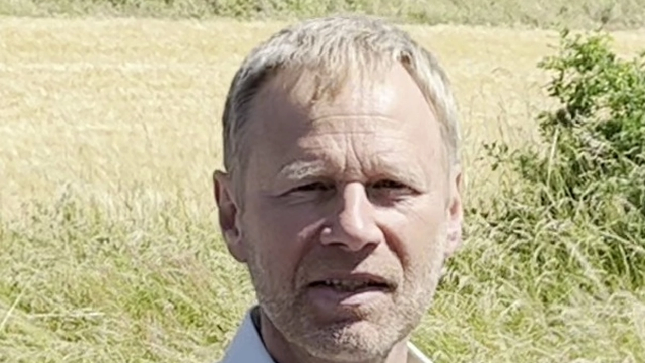 Gebhard Schwägerl spricht bei der Aktion des Arbeitnehmerrates bei Magna Mirrors in Dorfprozelten