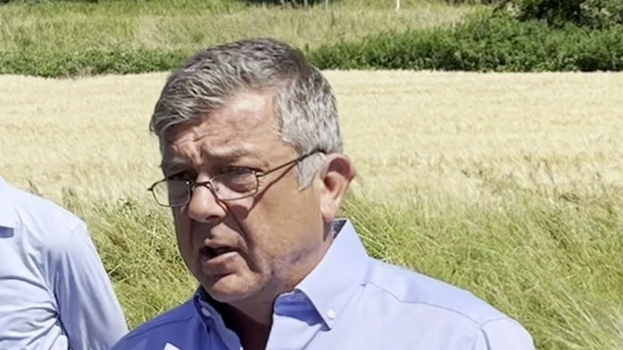 Reiner Elgas spricht bei der Aktion des Arbeitnehmerrates vor dem Magna Mirrors Werk in Dorfprozelten