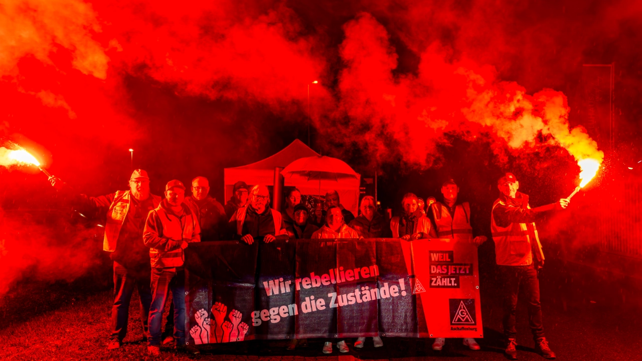 Beschäftigte von Magna eröffnen mit roten Bengalos am 23.10.2026 ihre Mahnwache vor dem Werk in Dorfprozelten