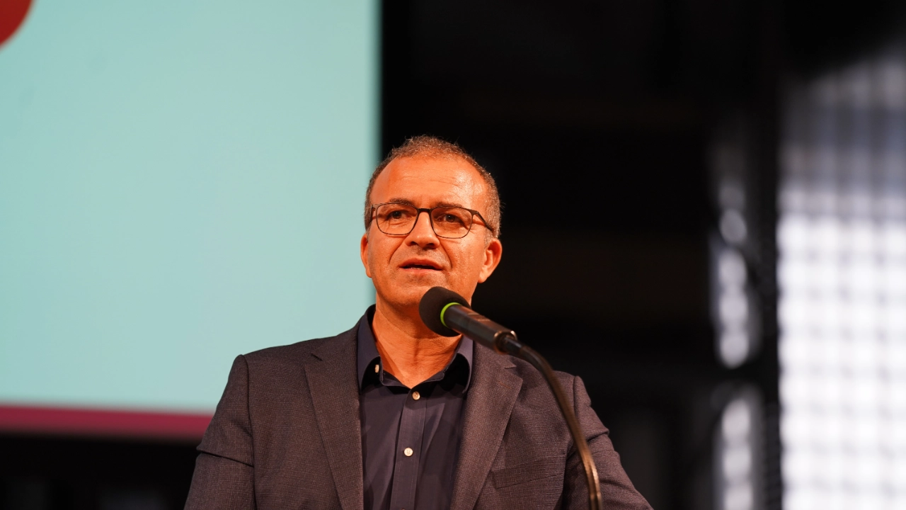 Özcan Pancarci, Betriebsratsvorsitzender Linde Material Handling berichtet in einer Betriebsversammlung