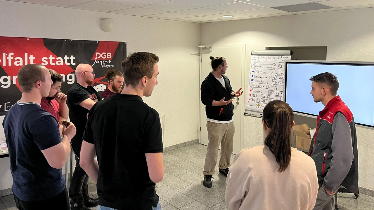 Die Anwesenden bekamen Informationen zum Ortsjugendausschuss, wie dieser arbeitet und wie man sich einmischen kann. Weiterhin wurden Betriebe mit Ausbildung am bayerischen Untermain sowie Seminare der IG Metall vorgestellt. Im Kern lässt sich eines festhalten: Wir sind dein Netzwerk für gute Arbeits- und Lebensbedingungen – sei ein Teil davon!