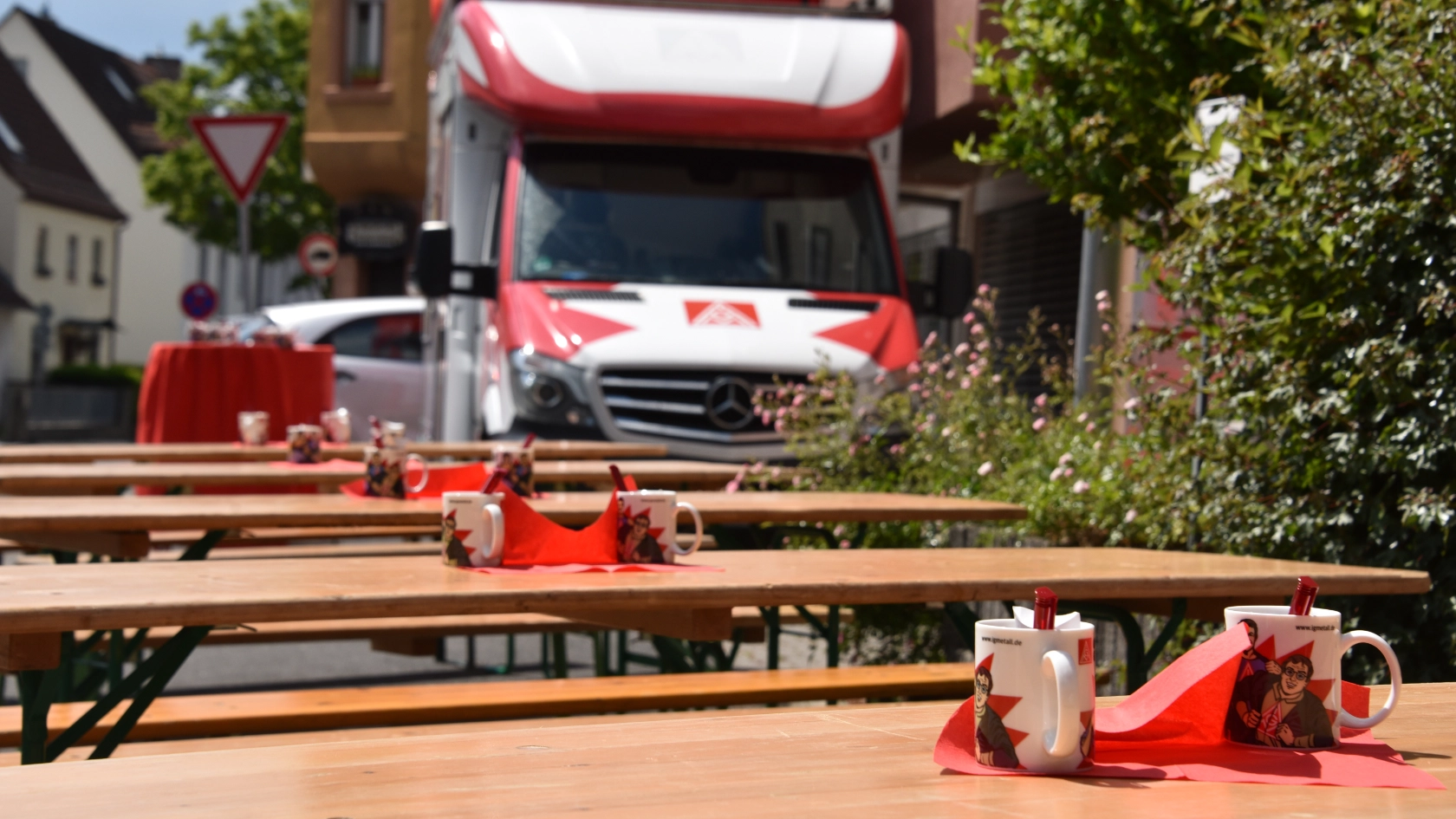 Festgarnituren mit Deko und im Hintergrund die Roadshow