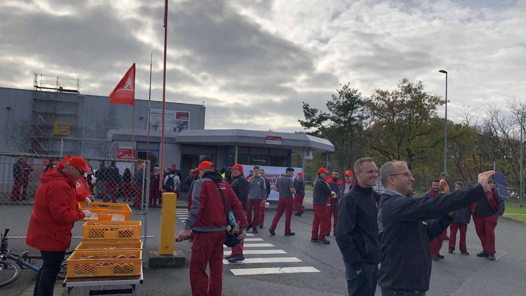 Warnstreik bei Linde MH Werk III in Kahl am 04.11. im Rahmen der Tarifrunde M+E 2022