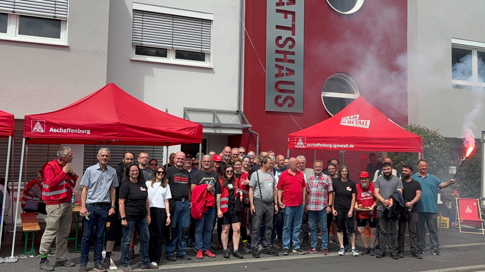 Gruppenbild mit der „Fackel der Solidarität“ am Tag der offenen Tür 2025