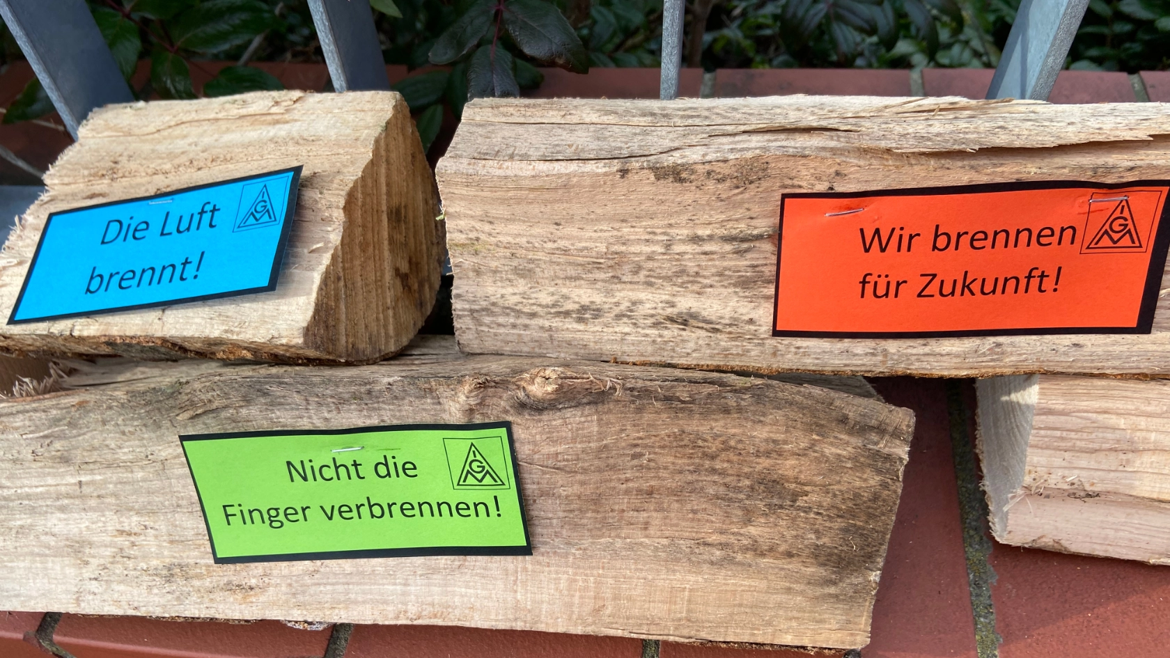 Holzscheite mit Botschaften der Beschäftigten von Joyson an das Management