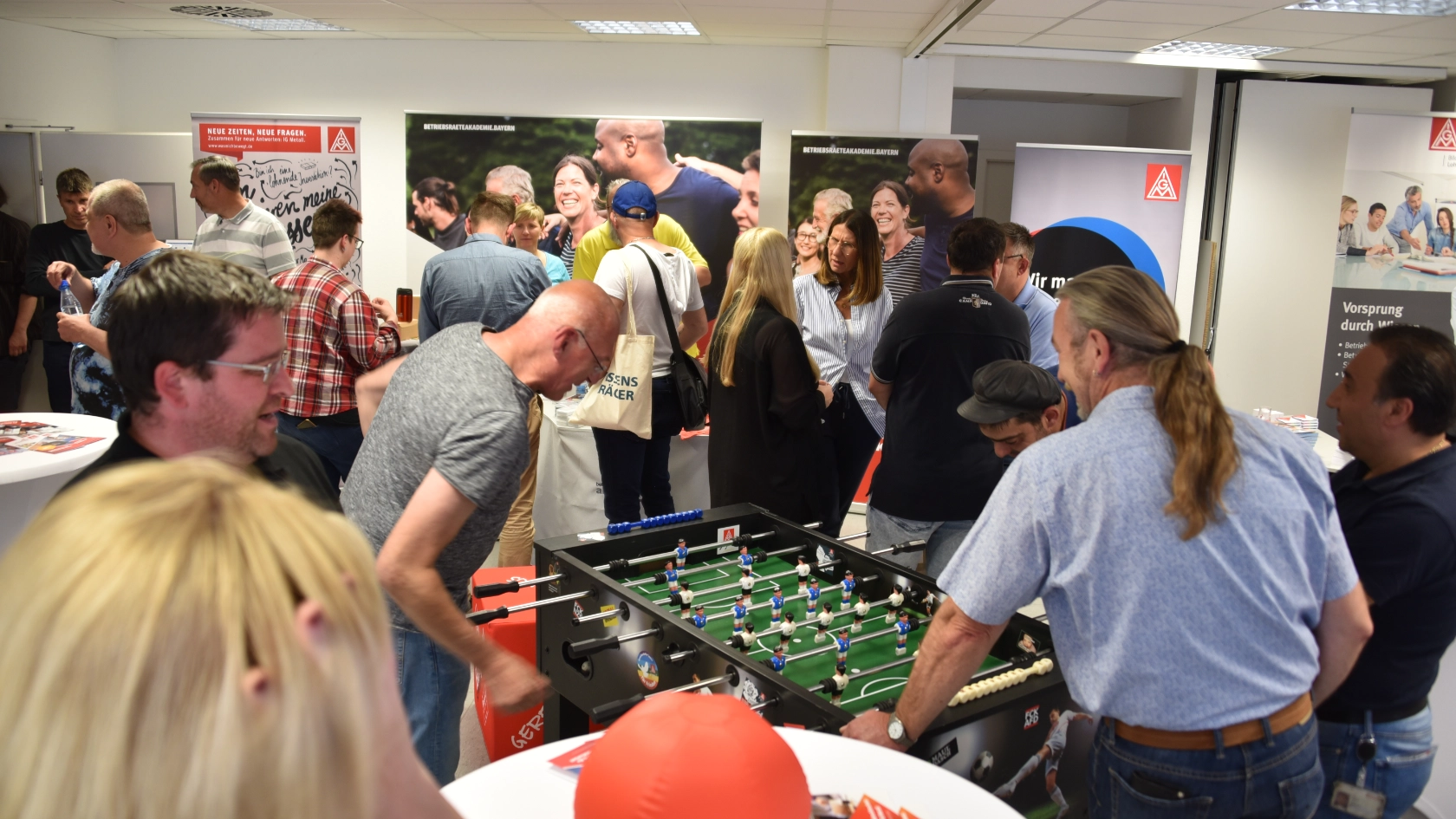 Betriebsrät*innen im Showroom