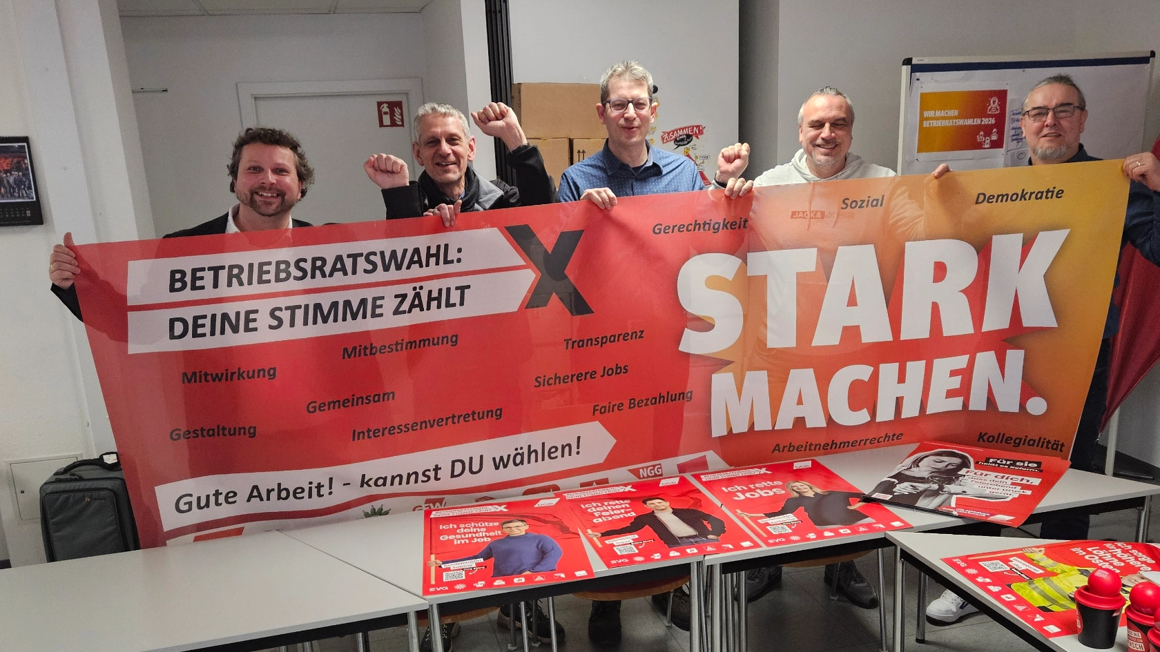 Das Bild zeigt die Teilnehmer der Pressekonferenz des DGB