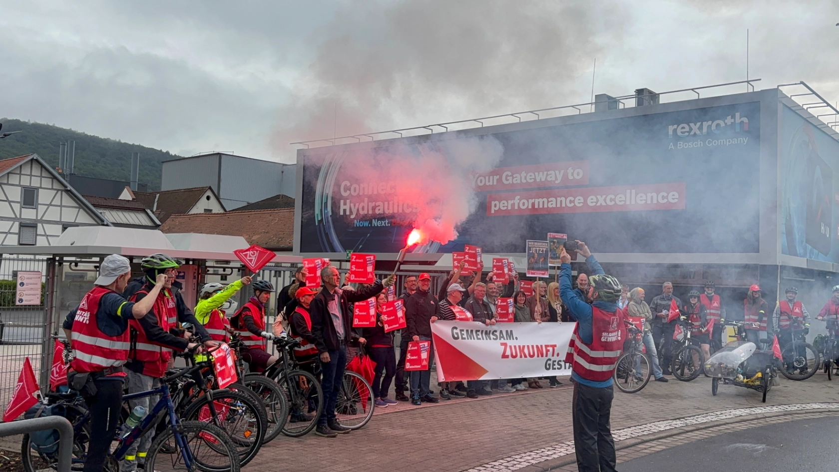 Fahrradkorso mit der „Flamme der Solidarität“ durch den Spessart. Von Lohr über Laufach nach Aschaffenburg