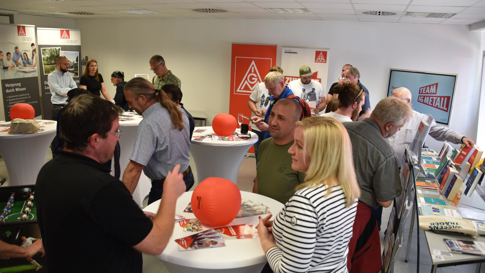Betriebsrät*innen im Showroom