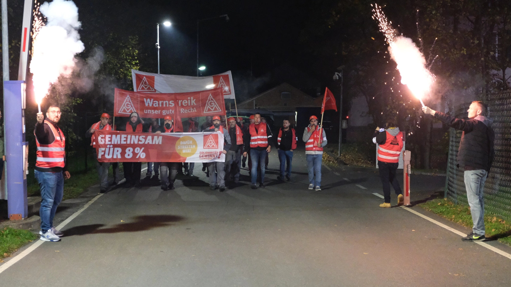 Warnstreik nach dem Ende der Friedenspflicht in der Metall- und Elektroindustrie in Bayern