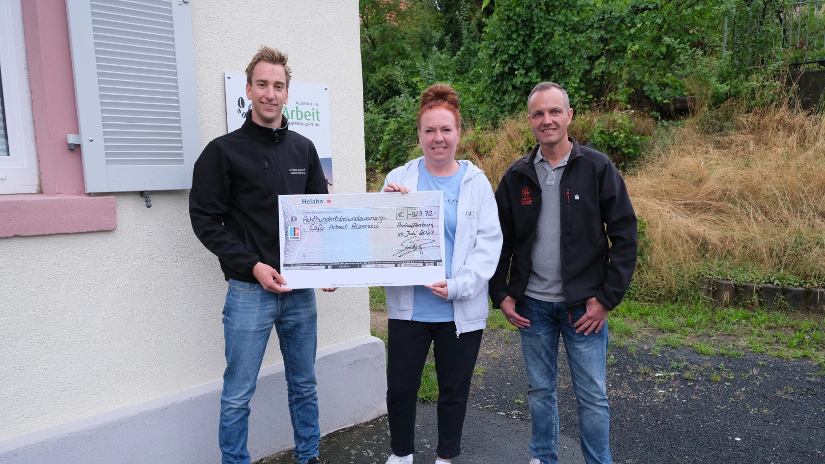 Spendenübergabe an das Café Arbeit in Alzenau durch Manuel Leiderer und Niklas Höfler