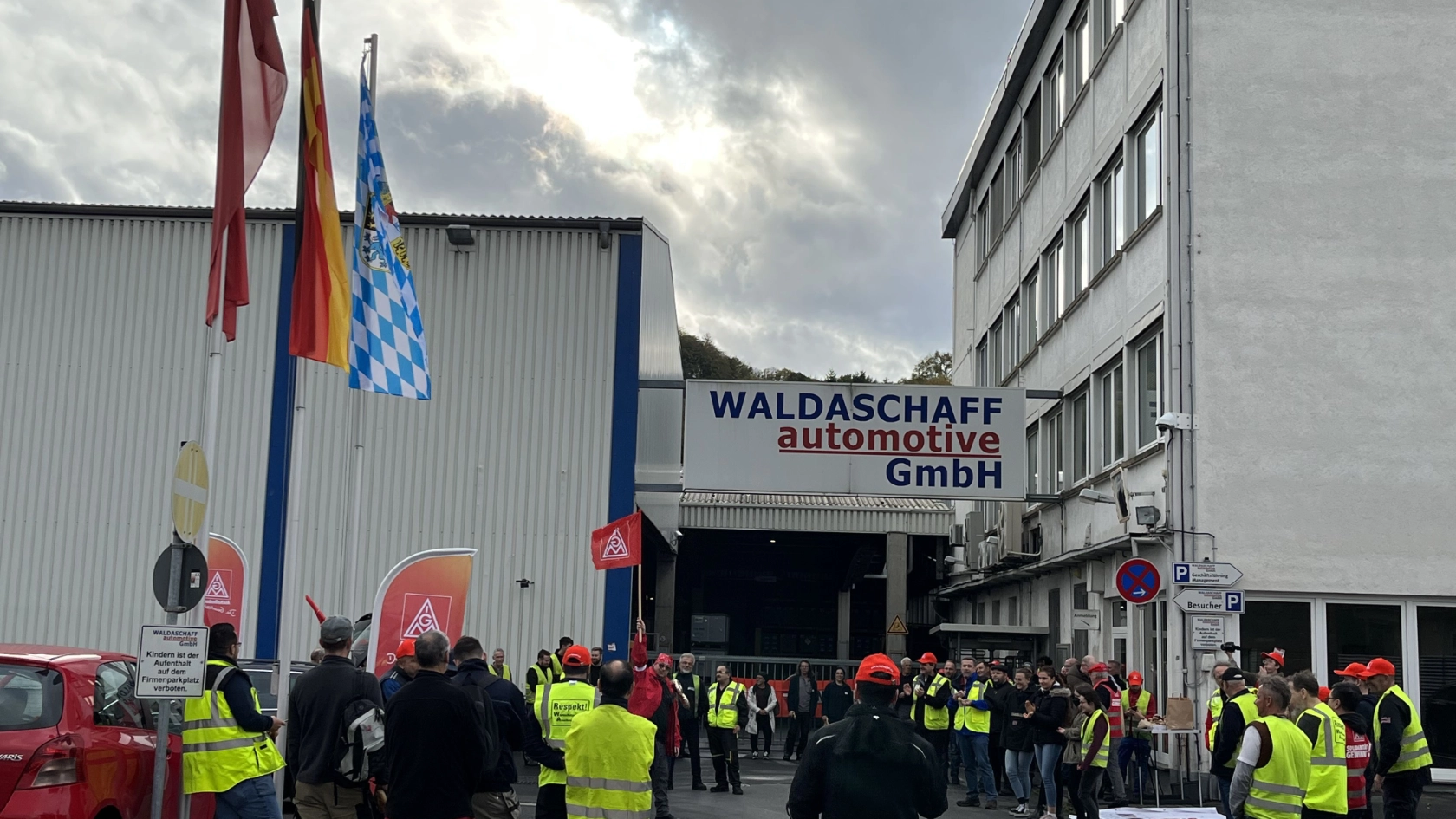 Warnstreik bei Waldaschaff automotive in Waldaschaff am 09.11. im Rahmen der Tarifrunde M+E 2022