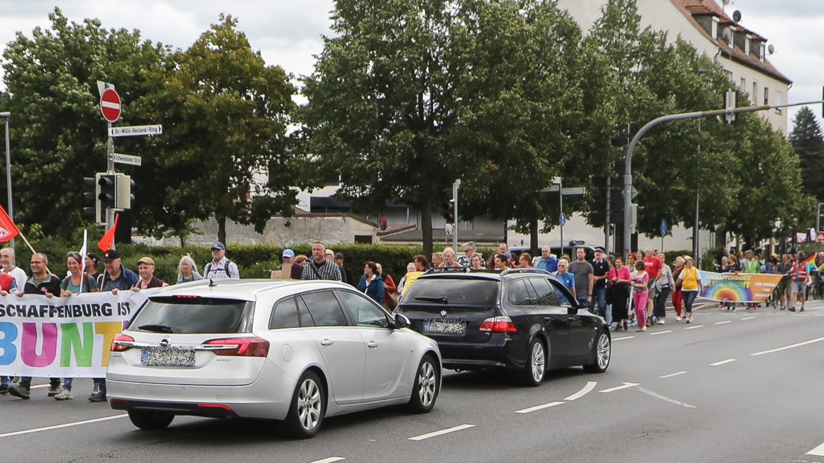 Demozug „Demokratie“ vom Linde Werk in Schweinheim zum Schlossplatz