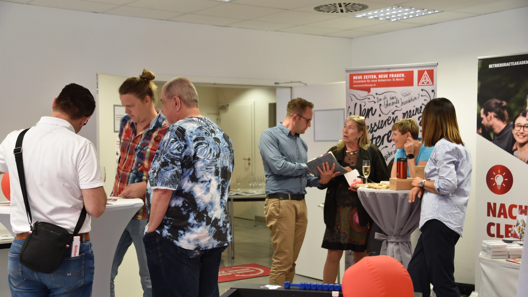 Interssierte Gäste am Stand der Betriebsräteakademie und Diskussionen