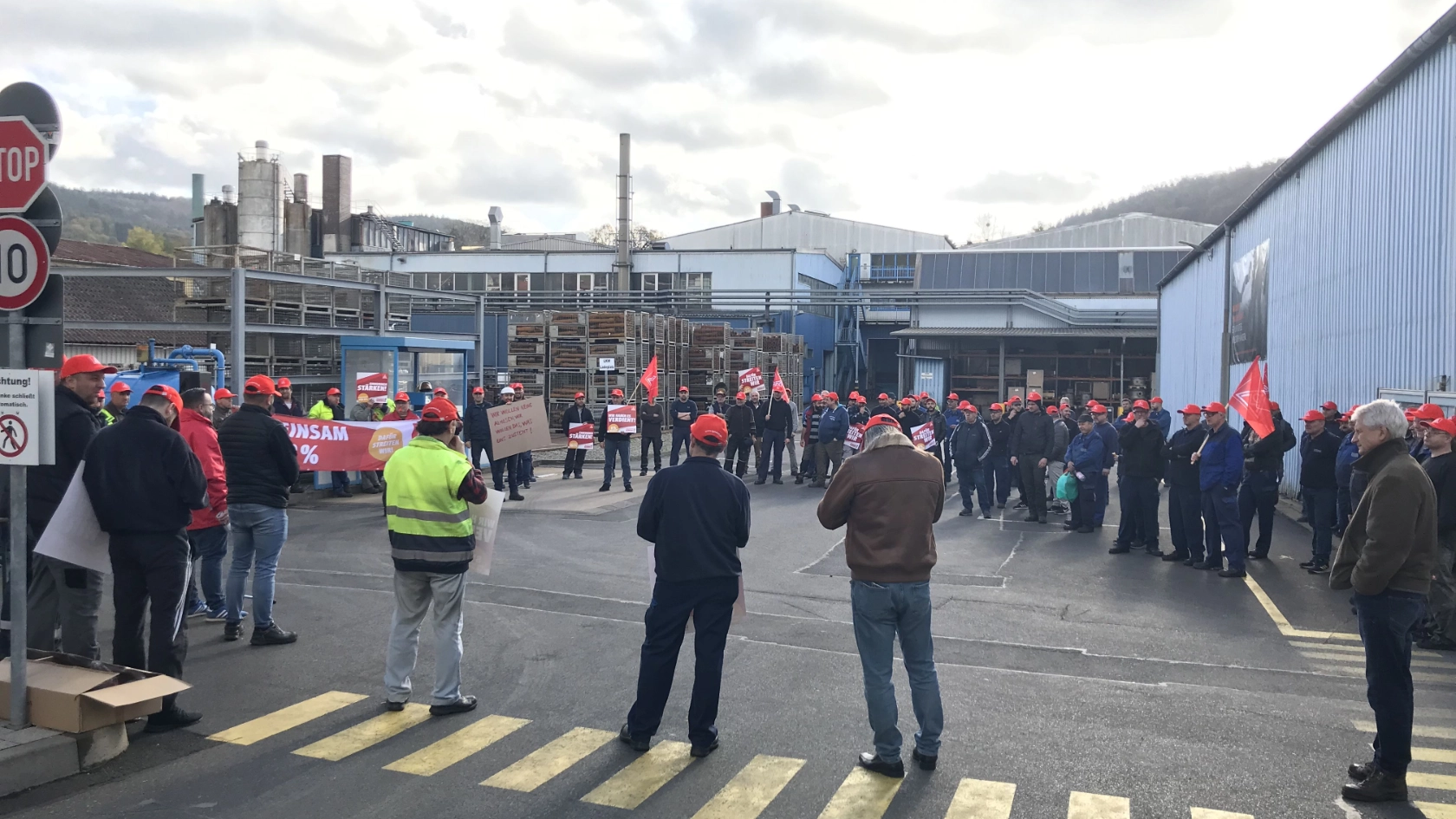 Warnstreik bei Düker in Laufach am 10.11 im Rahmen der Tarifrunde M+E 2022