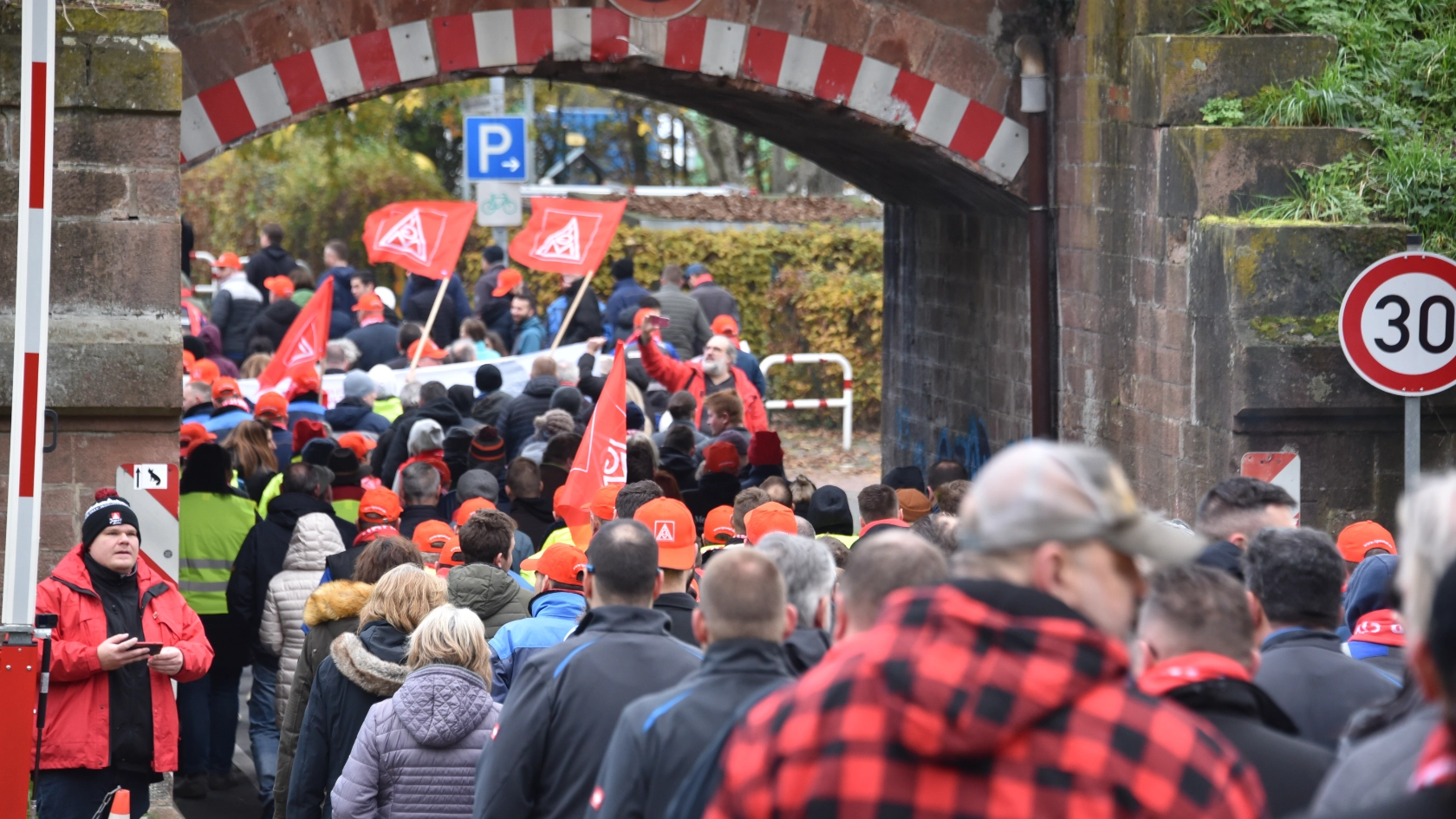 Warnstreik bei WIKA, Ziemann Holvrieka und KUKA Industries am 14.11. im Rahmen der Tarifrunde M+E 2022