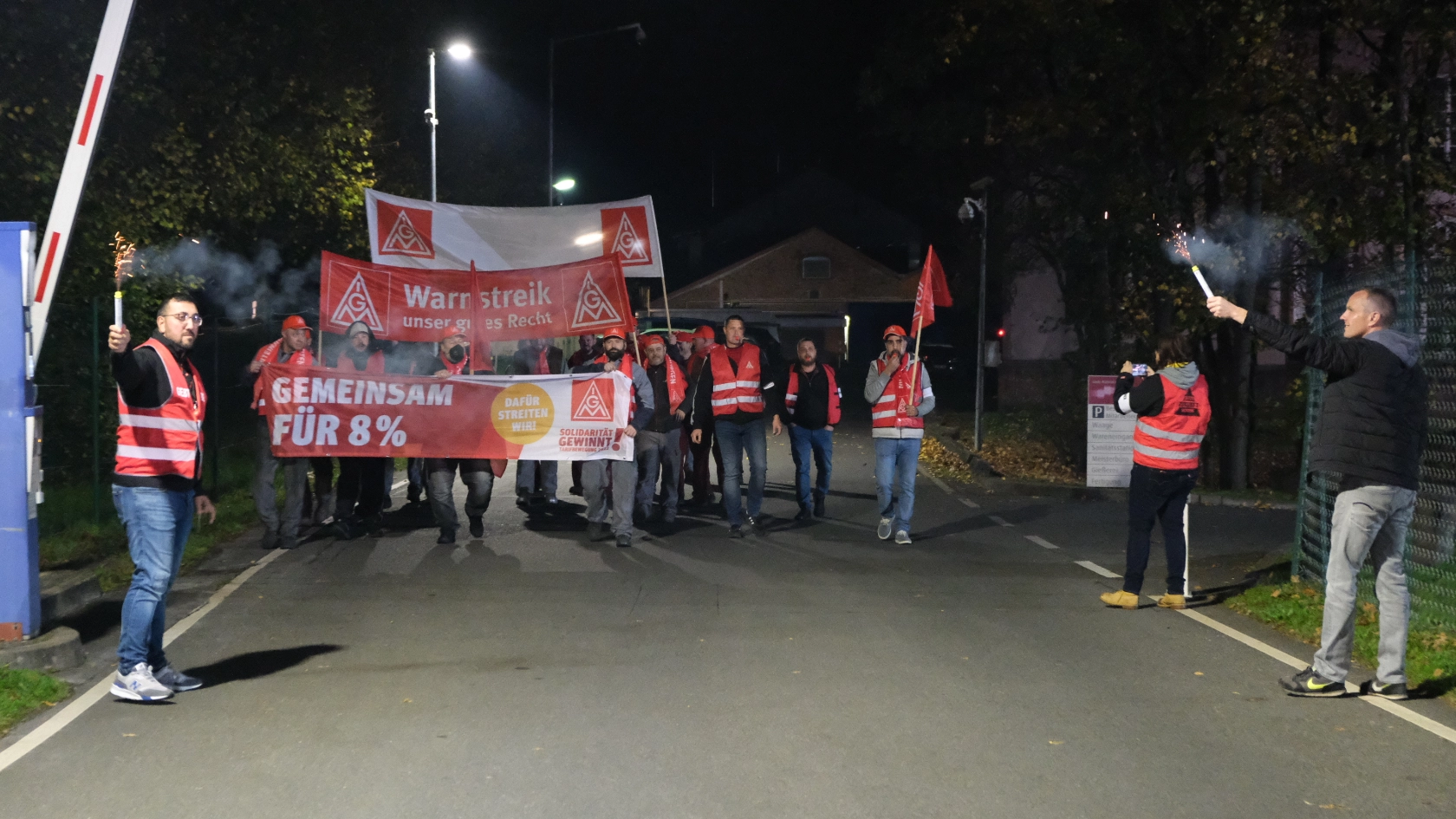 Warnstreik nach dem Ende der Friedenspflicht in der Metall- und Elektroindustrie in Bayern