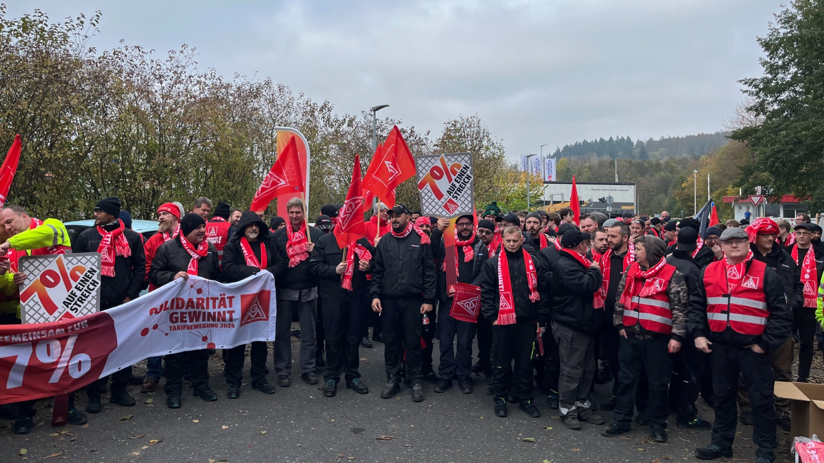 Warnstreikende bei SAF-HOLLAND in Bessenbach