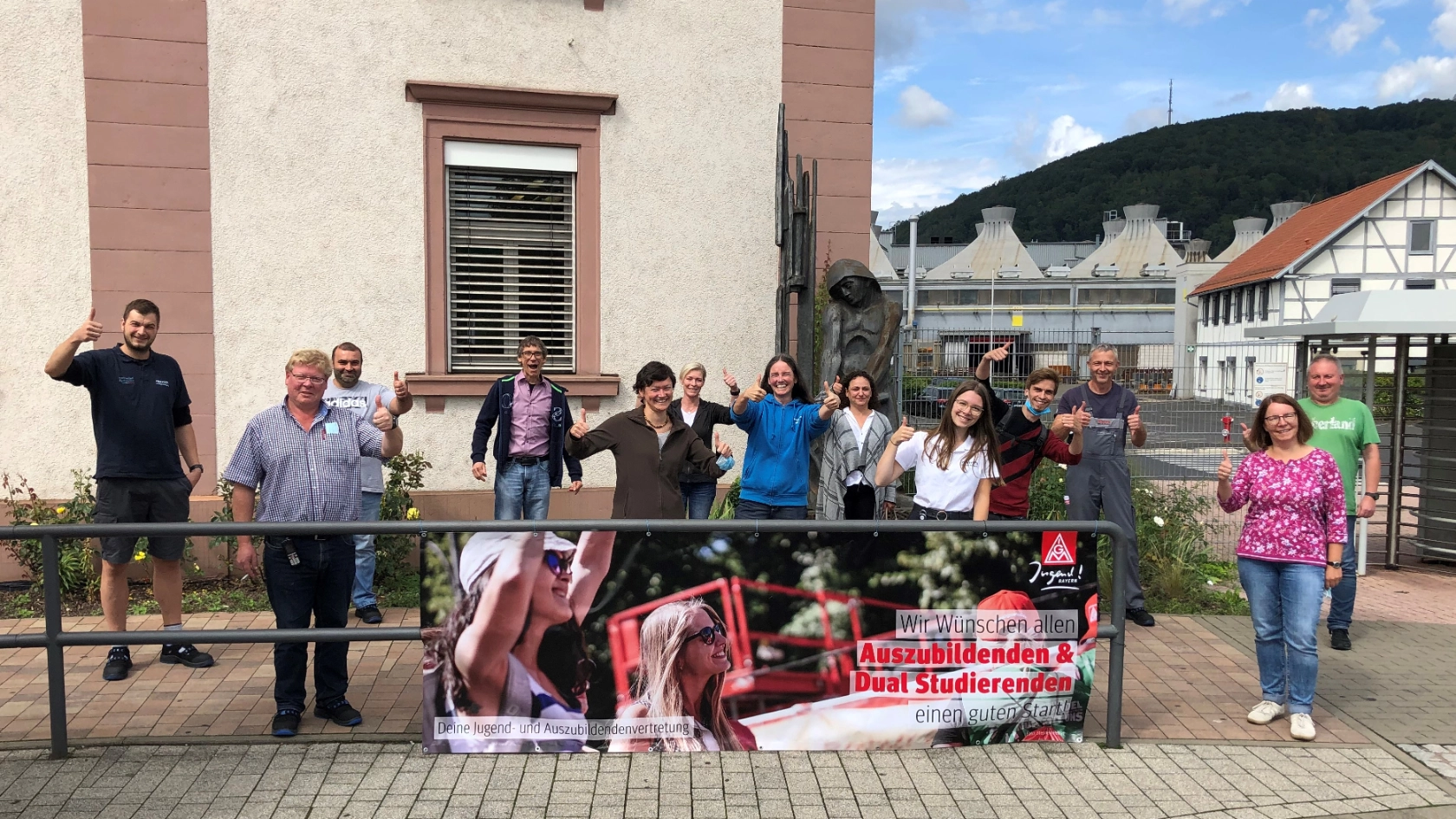 Betriebsräte und Jugendvertreter*innen von Bosch Rexroth am Begrüßungsbanner für die neuen Azubis und dualen Studenten.