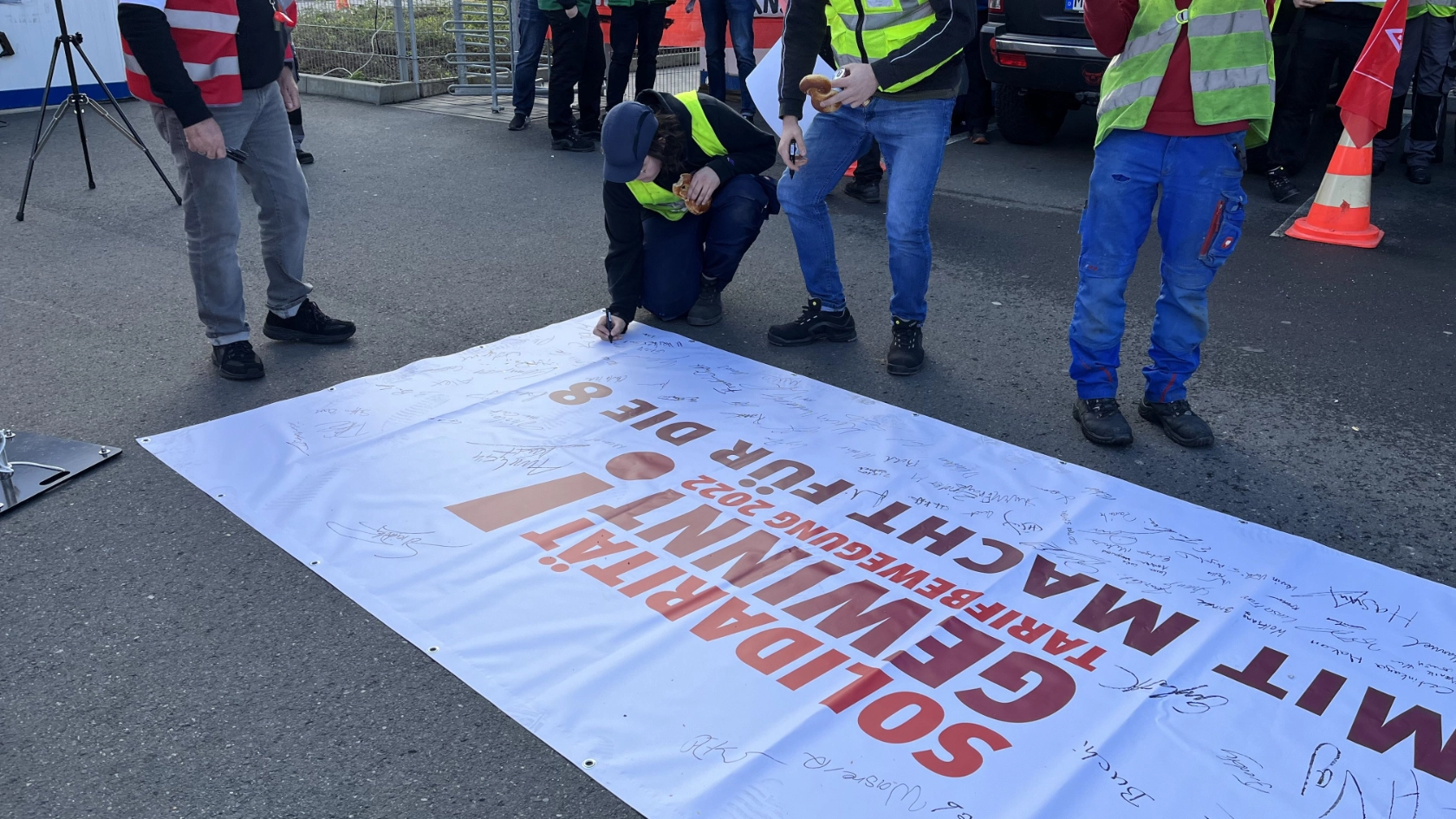 Warnstreik bei Waldaschaff automotive und WA production in Esselbach im Rahmen der Tarifrunde M+E 2022