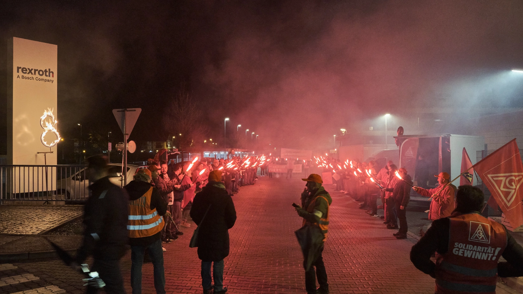 Bengalo-Feuer vor dem Bosch Rexroth Werk 1 und Gießerei in Lohr