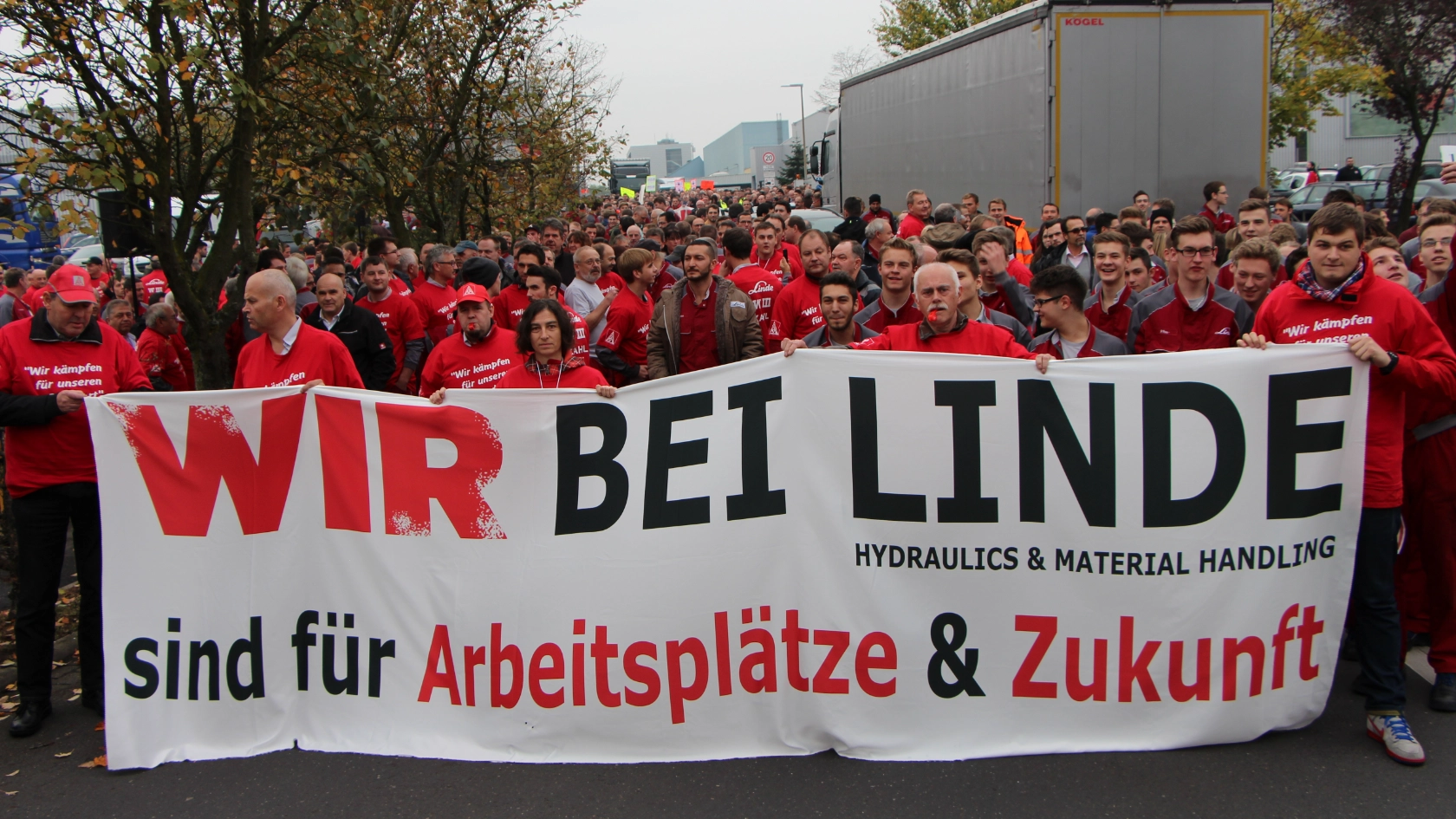 Demonstranten mit Banner bei der "Wir sind Linde" Demo am 30.11.2014