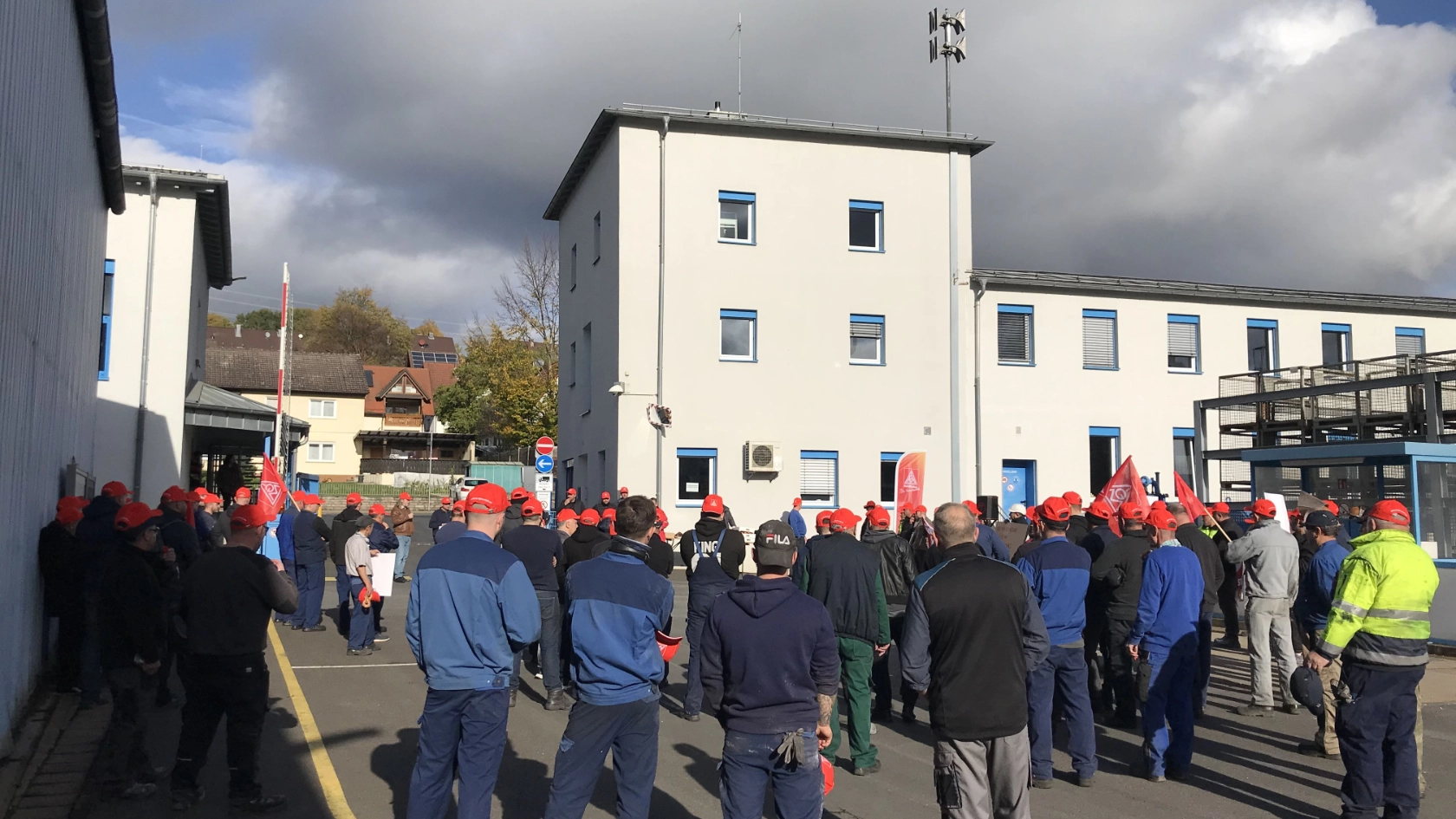 Warnstreik bei Düker in Laufach am 10.11 im Rahmen der Tarifrunde M+E 2022
