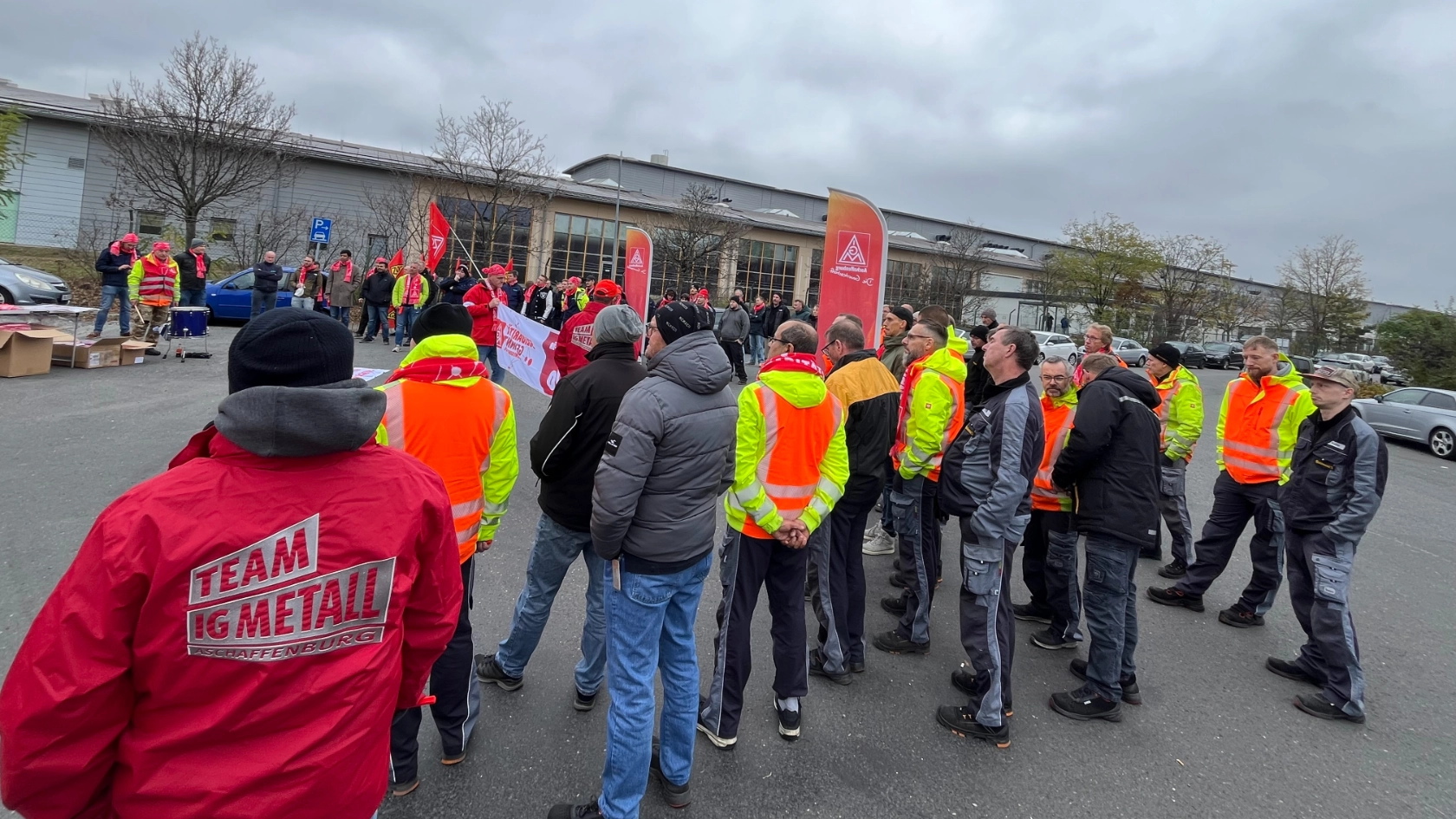 Beschäftigter der Firmen Bühler Alzenau, SensyMIC und Continental Safety Engineering bei der gemeinsamen Warnstreikkundgebung in der Carl-Zeiss-Straße!