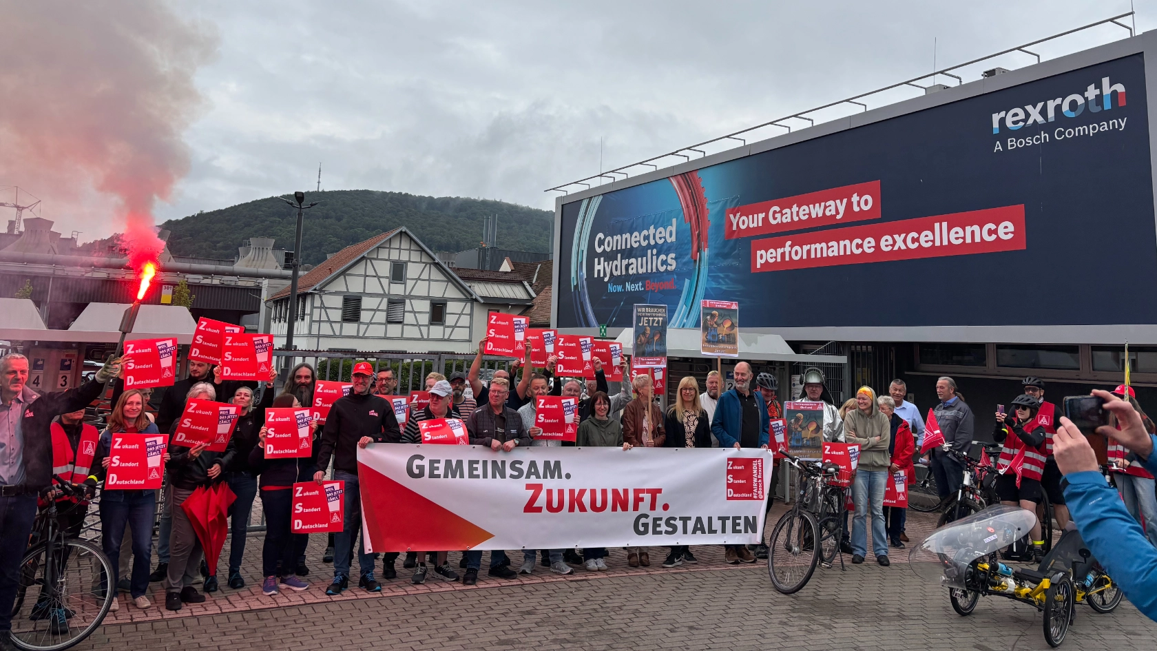 Vor der Rexroth Gießerei in Lohr am Main versammeln sich aktive Gewerkschafter um die Flamme der Solidarität in einem Fahrradkorso nach Aschaffenburg zu bringen