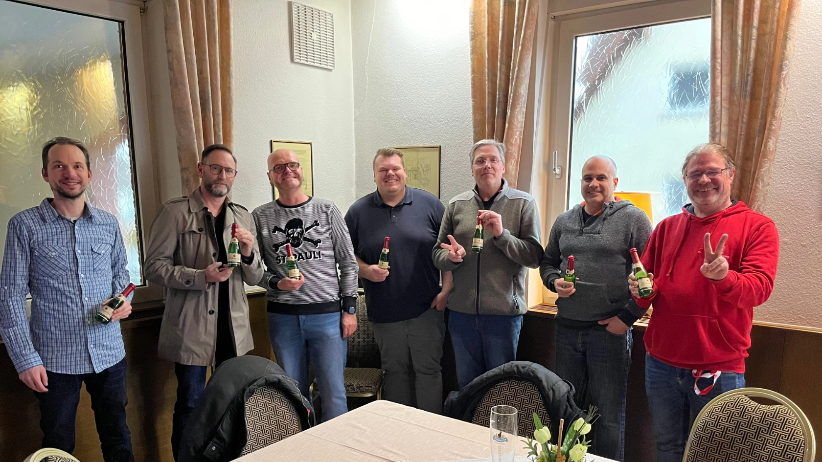 Mitglieder stoßen auf den erfolgreichen Rechtsstreit an.