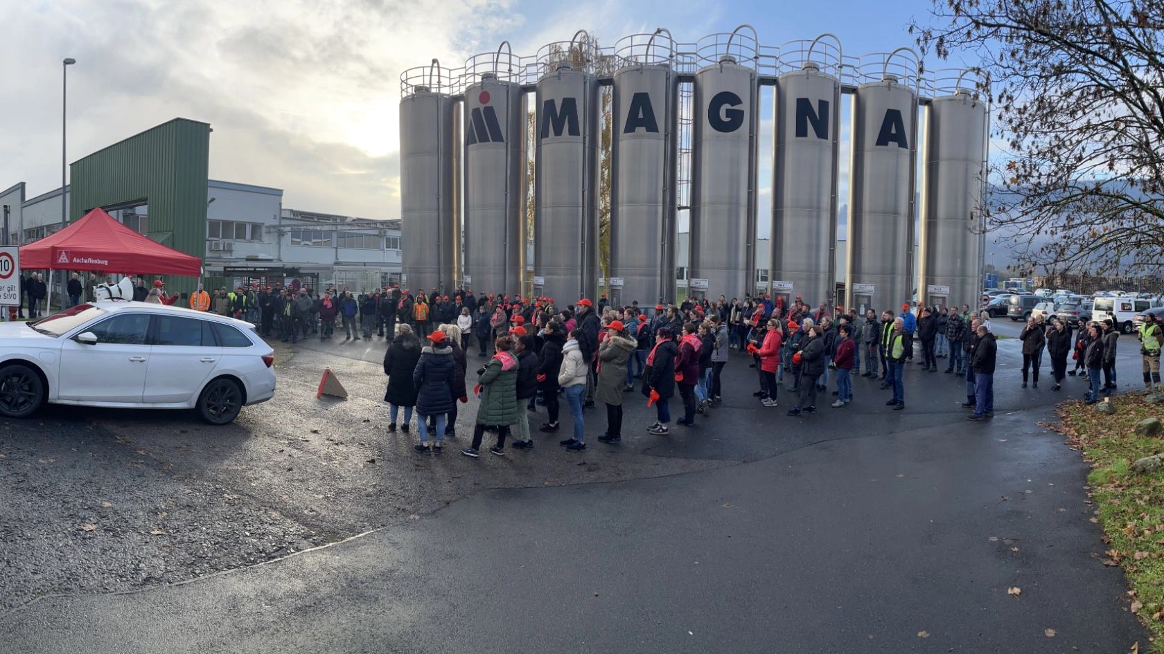 Warnstreik bei Magna Mirrors in Dorfprozelten am 16.11. im Rahmen der Tarifrunde M+E 2022