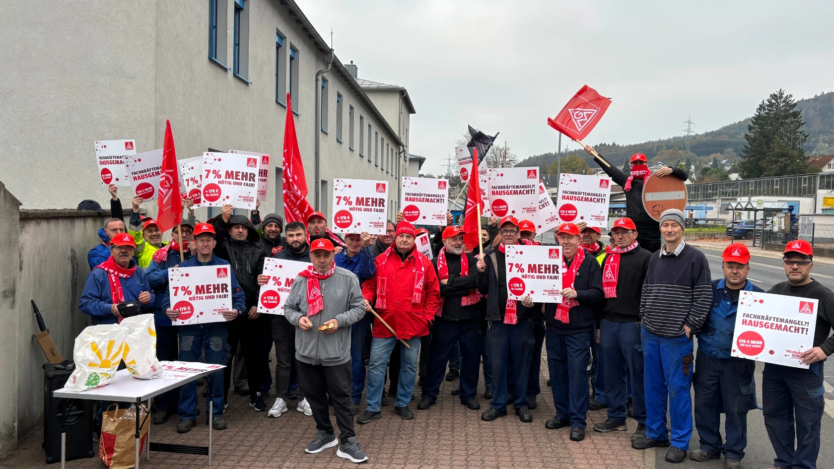 Warnstreikende bei Düker in Laufach - die Produktion stand still!