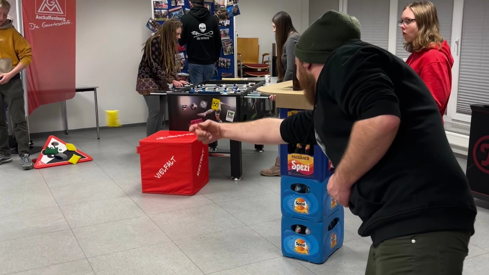 Mit Schwung in die JAV Arbeit auf dem JAV Glühweinempfang 2022 der IG Metall Jugend Aschaffenburg