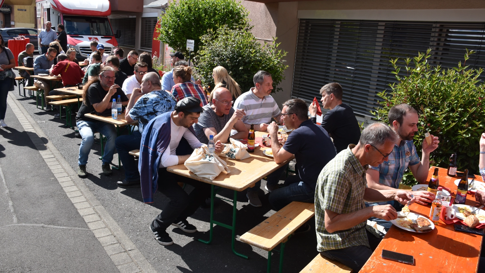 Gemütliches Netzwerken bei Leckerem vom Grill
