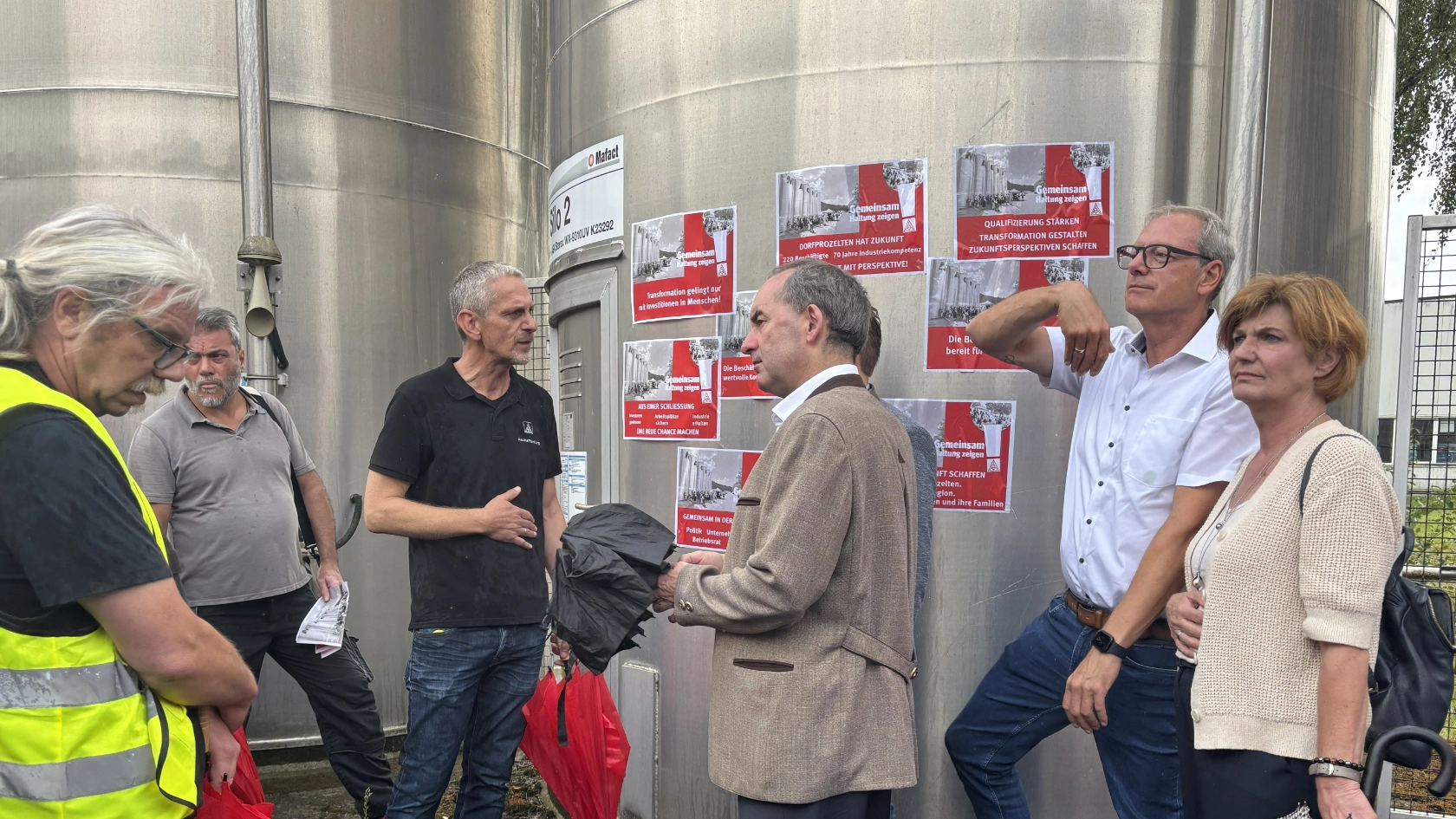Hubert Aiwanger informiert sich über die aktuelle Situation bei Magna in Dorfprozelten. Die Belegschaft, Betriebsrat und IG Metall sowie regionale Politik sind im Dialog mit dem Wirtschaftsminister