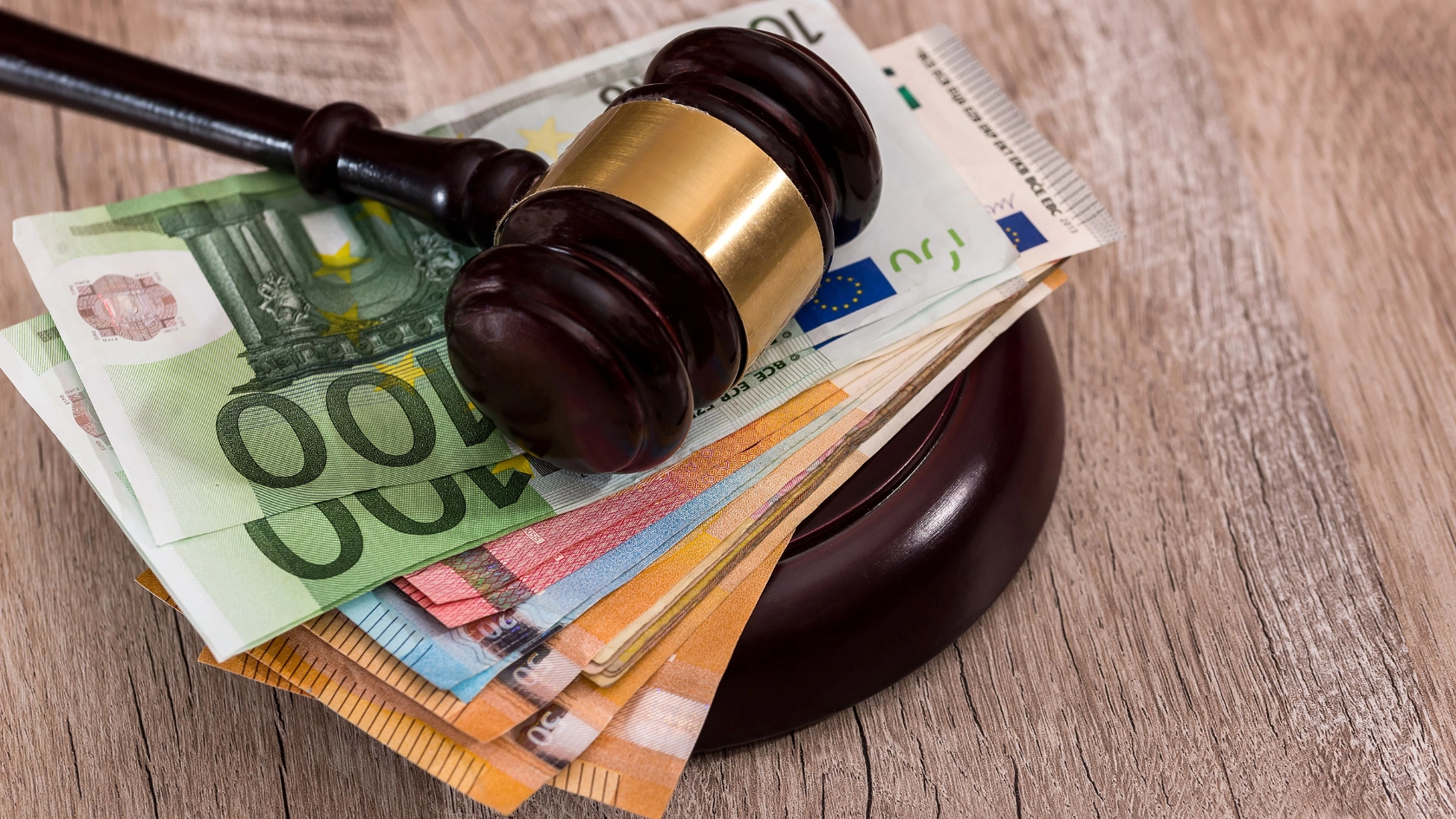 Richtergavel auf einem Stapel Euro-Banknoten