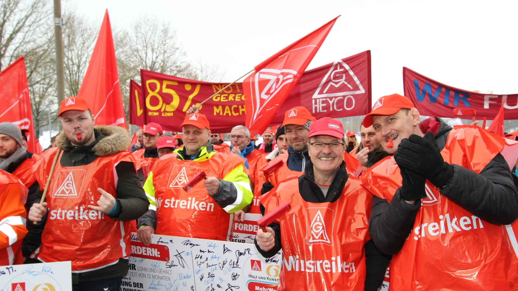 450 Beschäftigte aus neun Betrieben der bayerischen holz- und kunststoffverarbeitenden Industrie haben am 7. Dezember 2023 in Straubing mit einer Demonstration vor der ersten Tarifverhandlung Druck auf die Arbeitgeber gemacht. Beteiligte Betriebe: Heyco (Tittling), Sanipa (Treuchtlingen), Novem Car Interior (Vorbach), Jeld-Wen (Oettingen), Bayerwald (Neukirchen), Völkl (Straubing), Peri (Weißenhorn), Steelcase (Rosenheim) und Hamberger (Stephanskirchen).