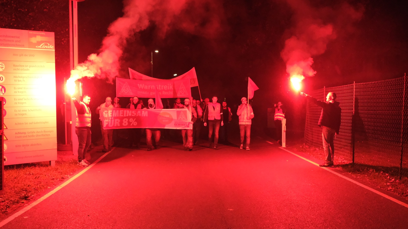 Warnstreik nach dem Ende der Friedenspflicht in der Metall- und Elektroindustrie in Bayern