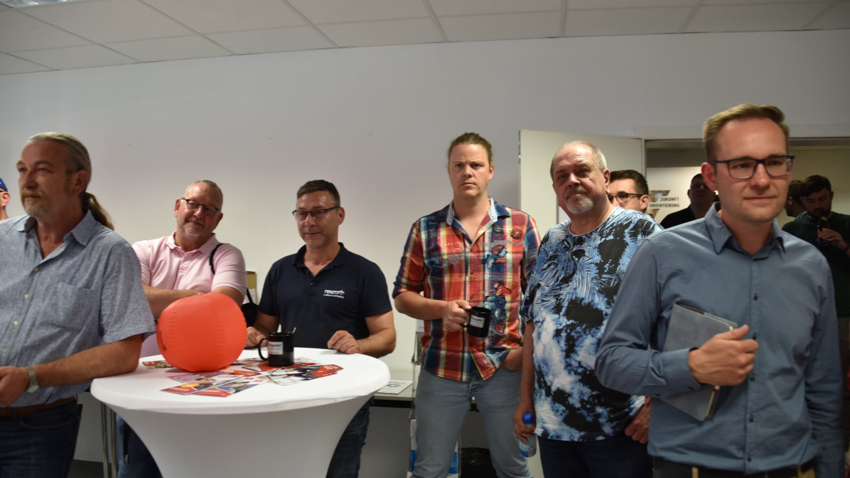 Betriebsrät*innen im Showroom