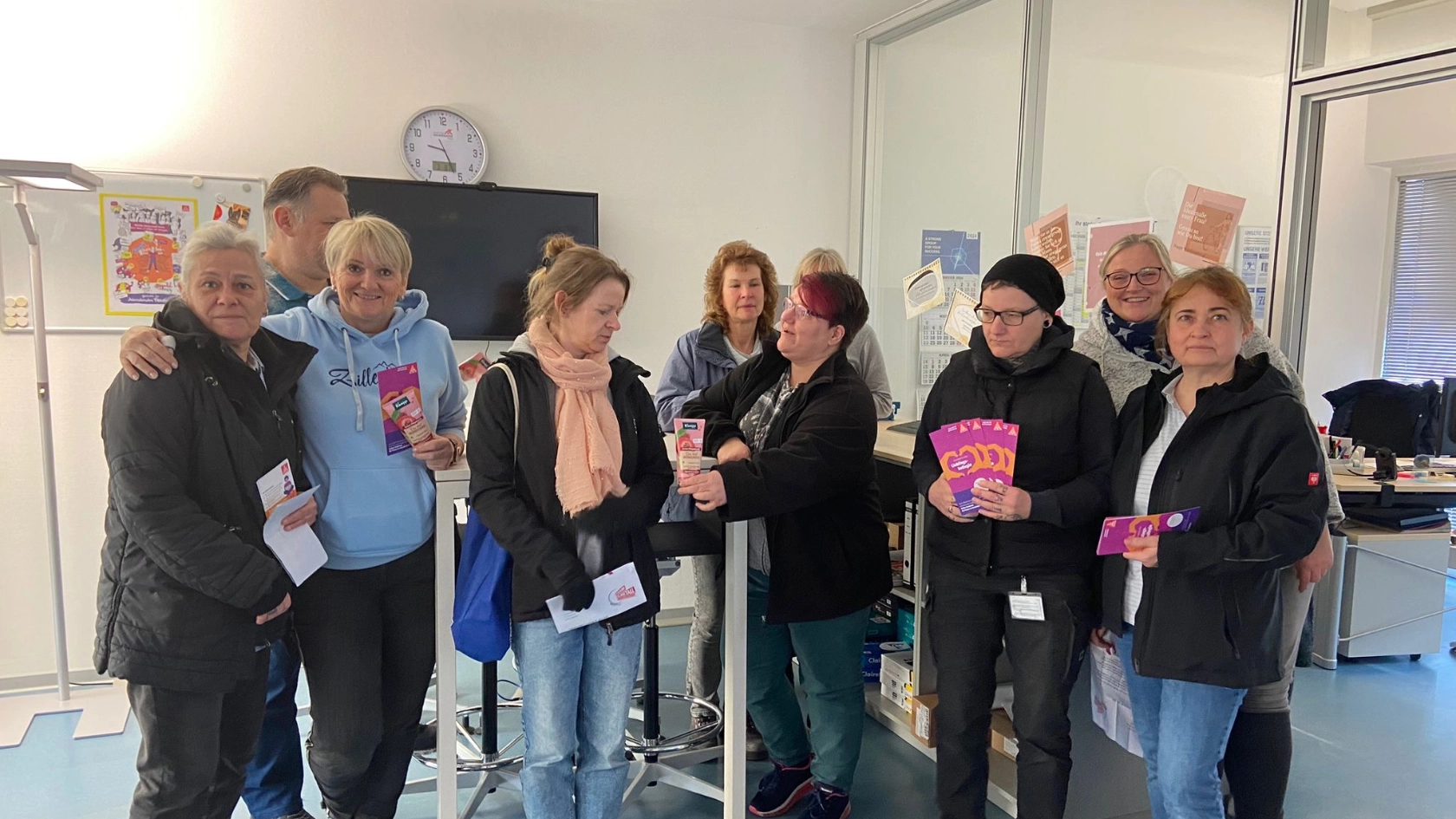 Das Betriebsratsgremium verteilt ein Geschenk zum diesjährigen Frauentag an die weiblichen Mitglieder