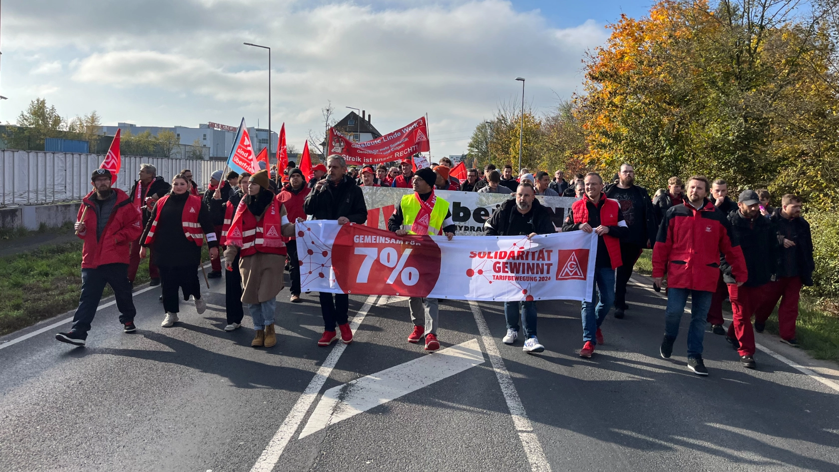 Warnstreikende der Aschaffenburger Linde Material Handling Betriebe, von Linde Hydraulics, AB gusstech, ZF Lifetec, Kion IT Management und proplan beim Protestmarsch in Nilkheim