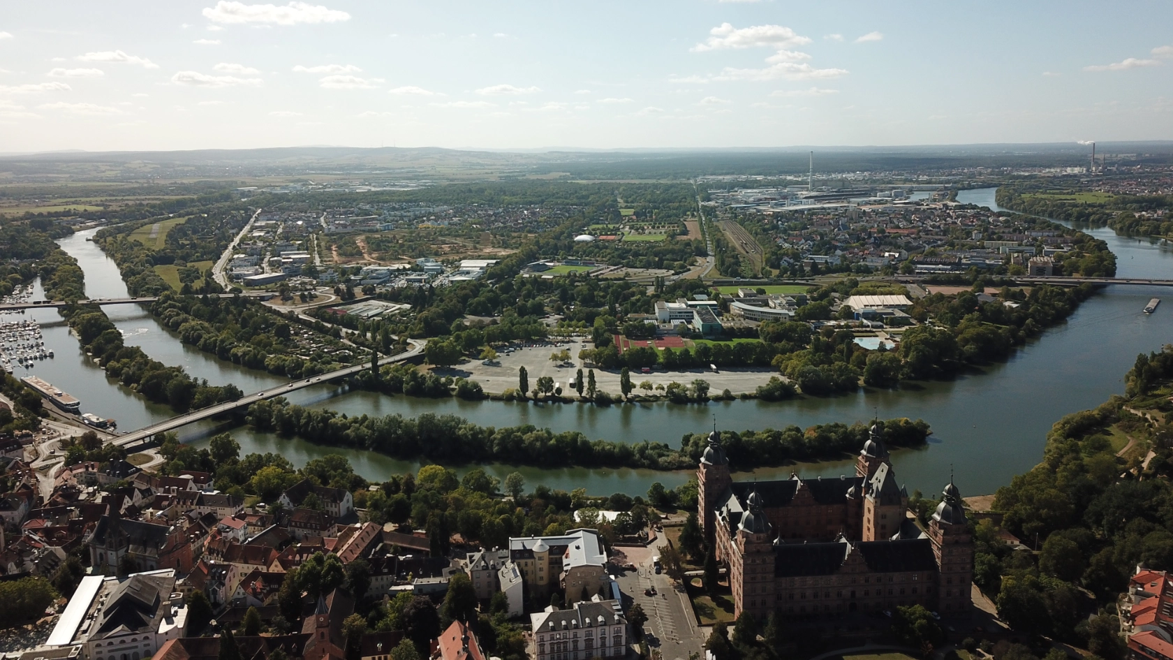 Mainschleife in Aschaffenburg mit Schloss im Vordergrund