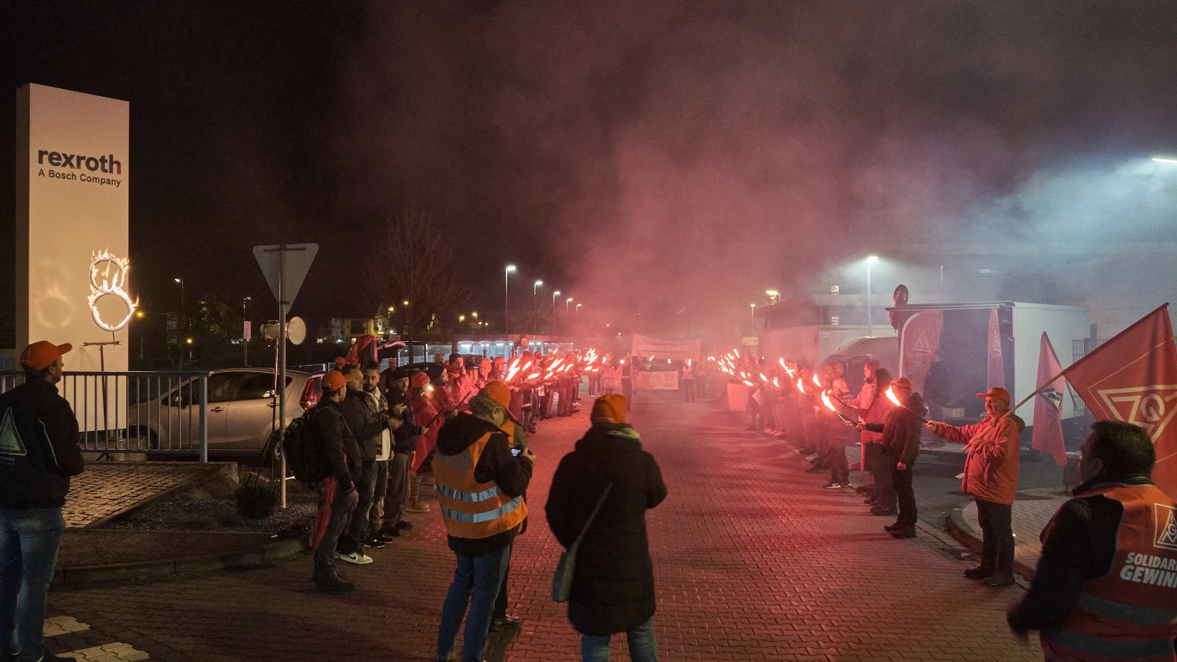 Bengalo-Feuer vor dem Bosch Rexroth Werk 1 und Gießerei in Lohr