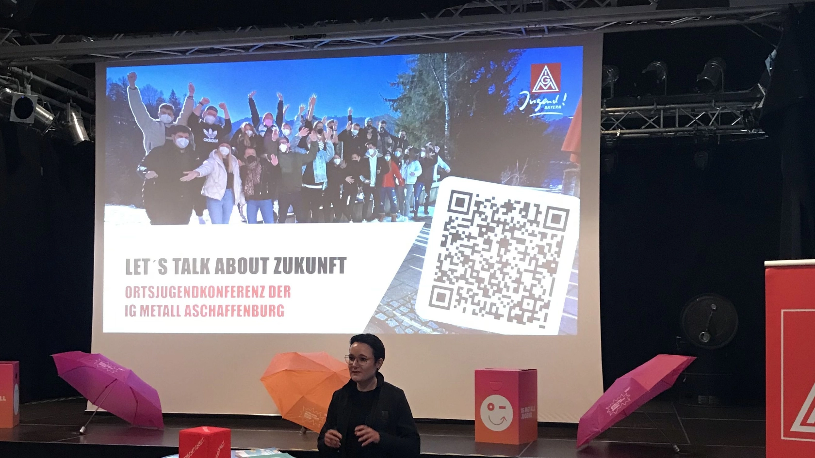 Eva Wohlfahrt (Bezirksjugendsekretärin Bayern) vor der Bühne.