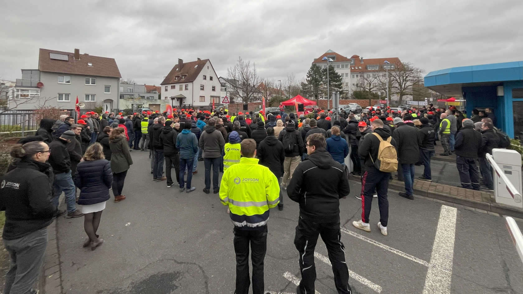 Die Warnstreikenden vor dem Werkstor bei Joyson Safety in Aschaffenburg